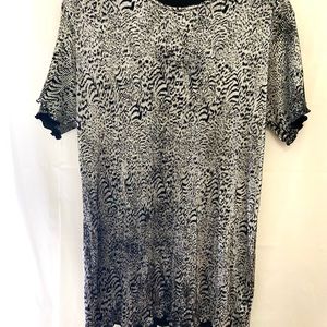 La Fete women’s black and white shiner animal print blouse   SZ  2X